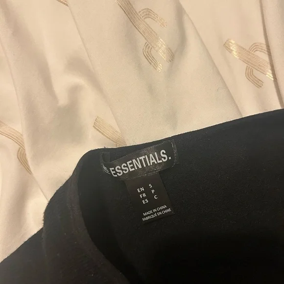 cute one shoulder top perfect for a casual fit or even for a chic fit - Picture 2 of 2